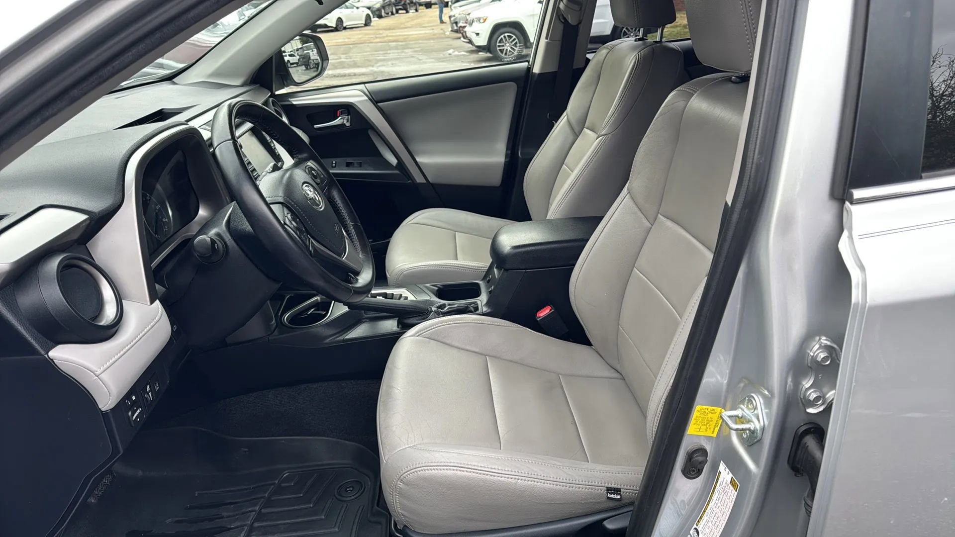 Used 2016 Toyota RAV4 XLE image 10