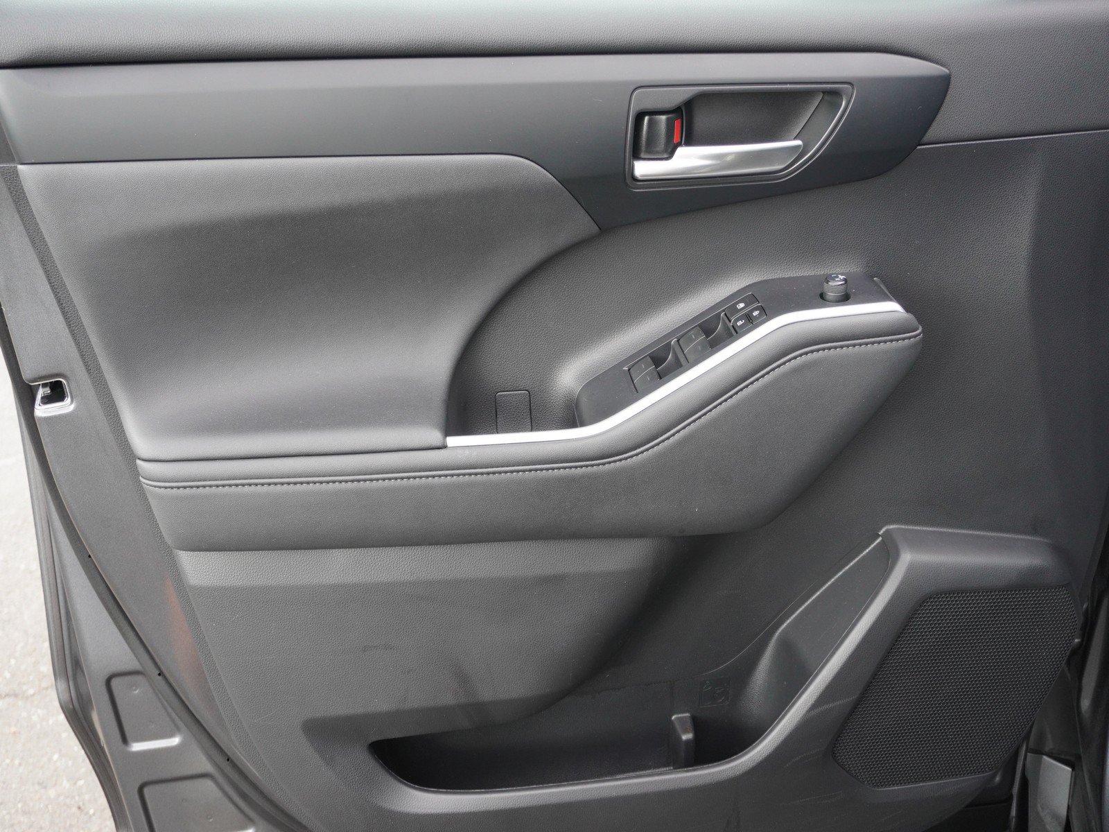 Used 2023 Toyota Highlander XLE FWD image 20