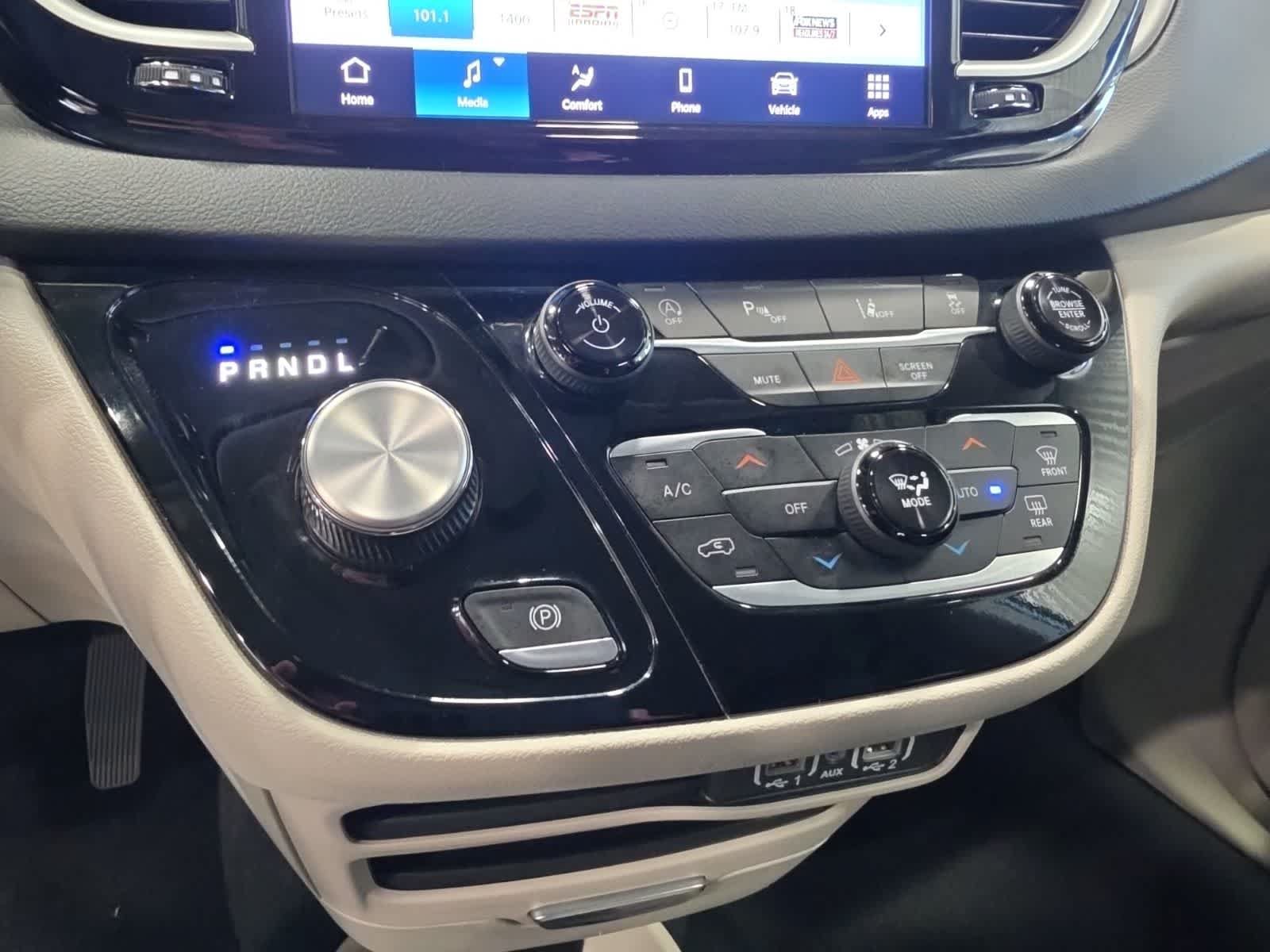 Used 2024 Chrysler Pacifica Touring-L FWD image 26