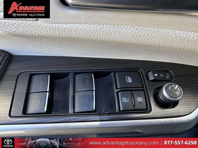 Used 2022 Toyota Sienna Platinum image 21