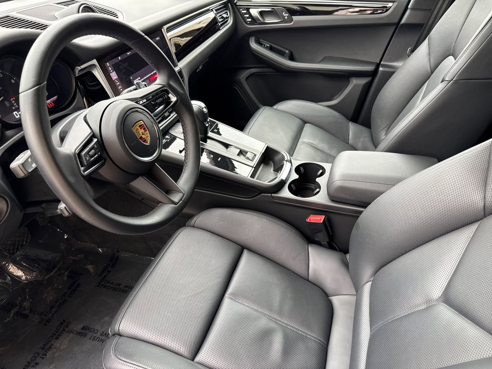 Certified 2023 Porsche Macan image 4