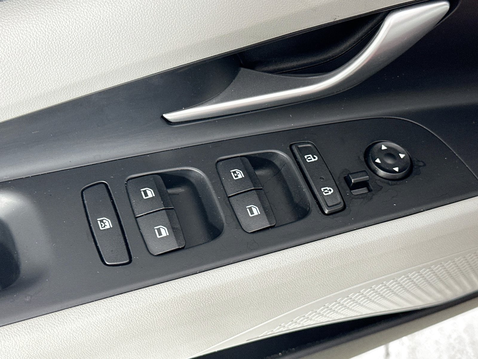 Used 2023 Hyundai Elantra Limited FWD image 18