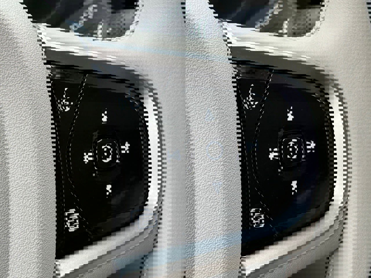 Certified 2023 Volvo XC60 B5 Ultimate w/ Climate Package image 19