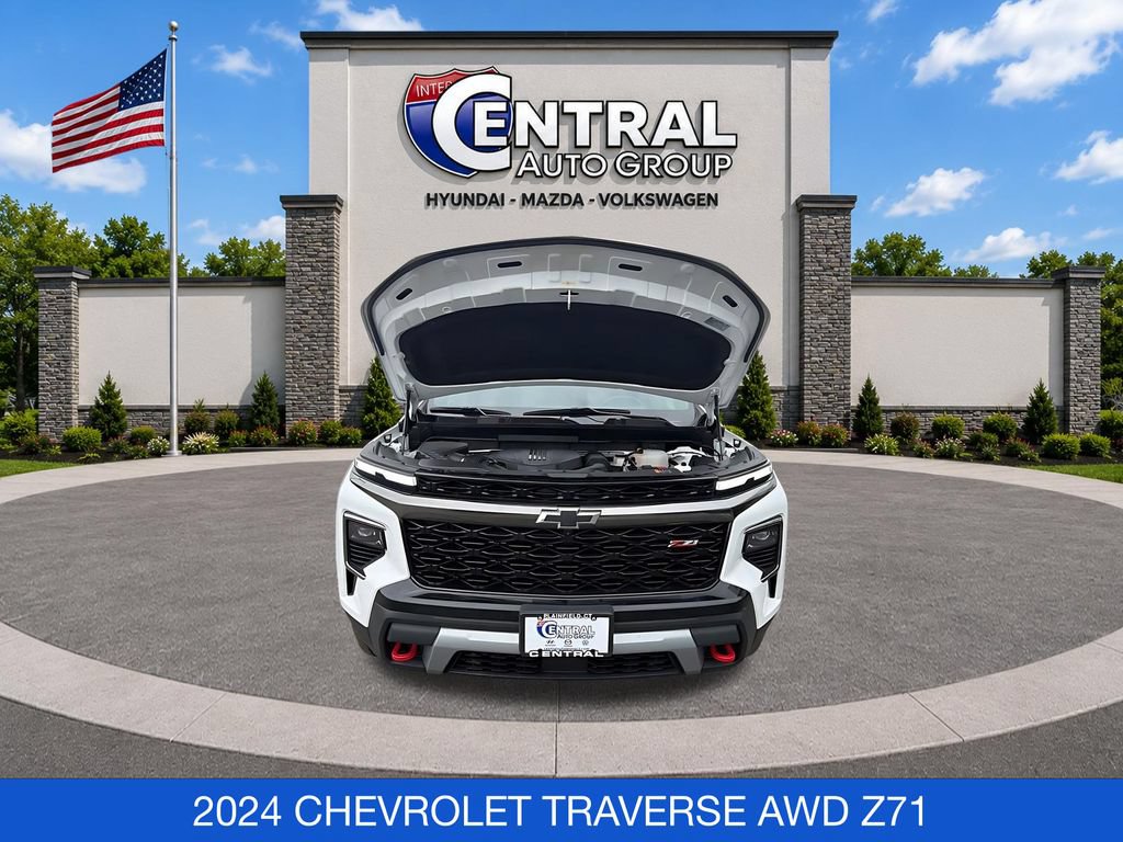 Used 2024 Chevrolet Traverse Z71 AWD/4WD image 3
