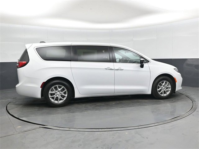 New 2026 Chrysler Pacifica Select image 2