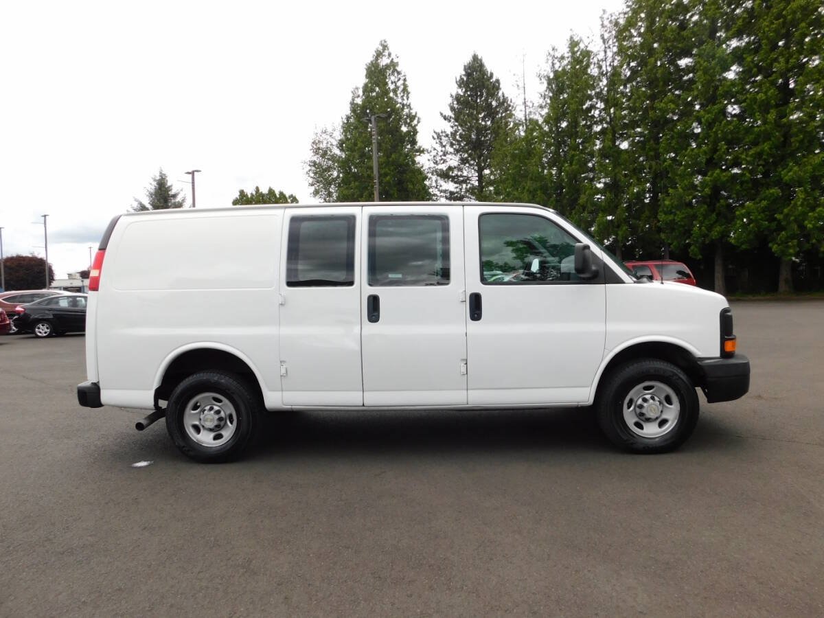 Used 2005 Chevrolet Express 3500 RWD image 19