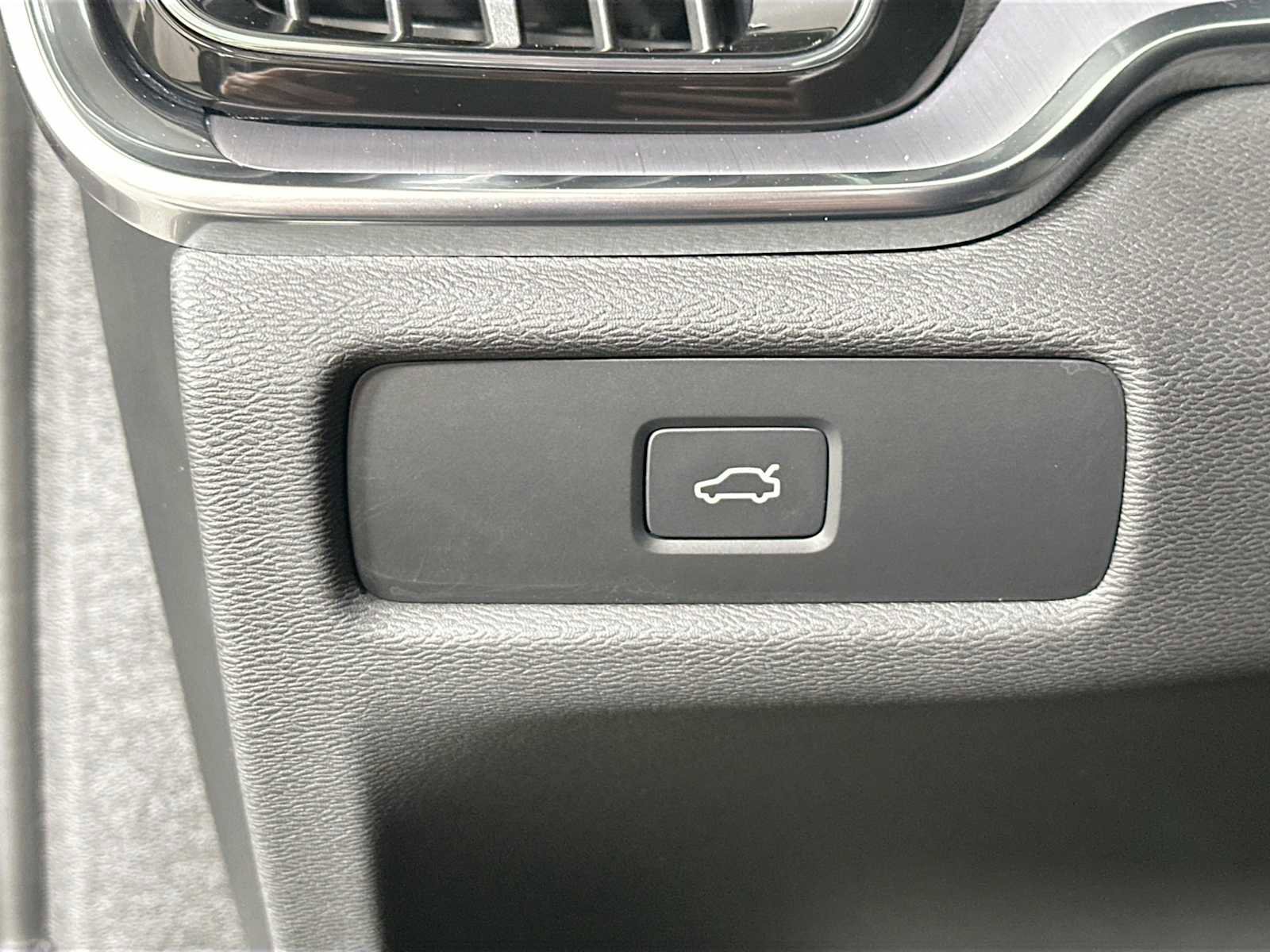 Used 2025 Volvo S60 B5 Core image 11