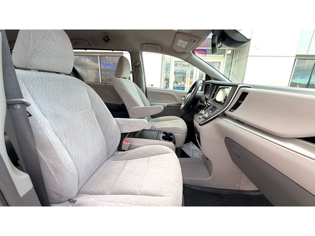 Used 2018 Toyota Sienna LE image 10