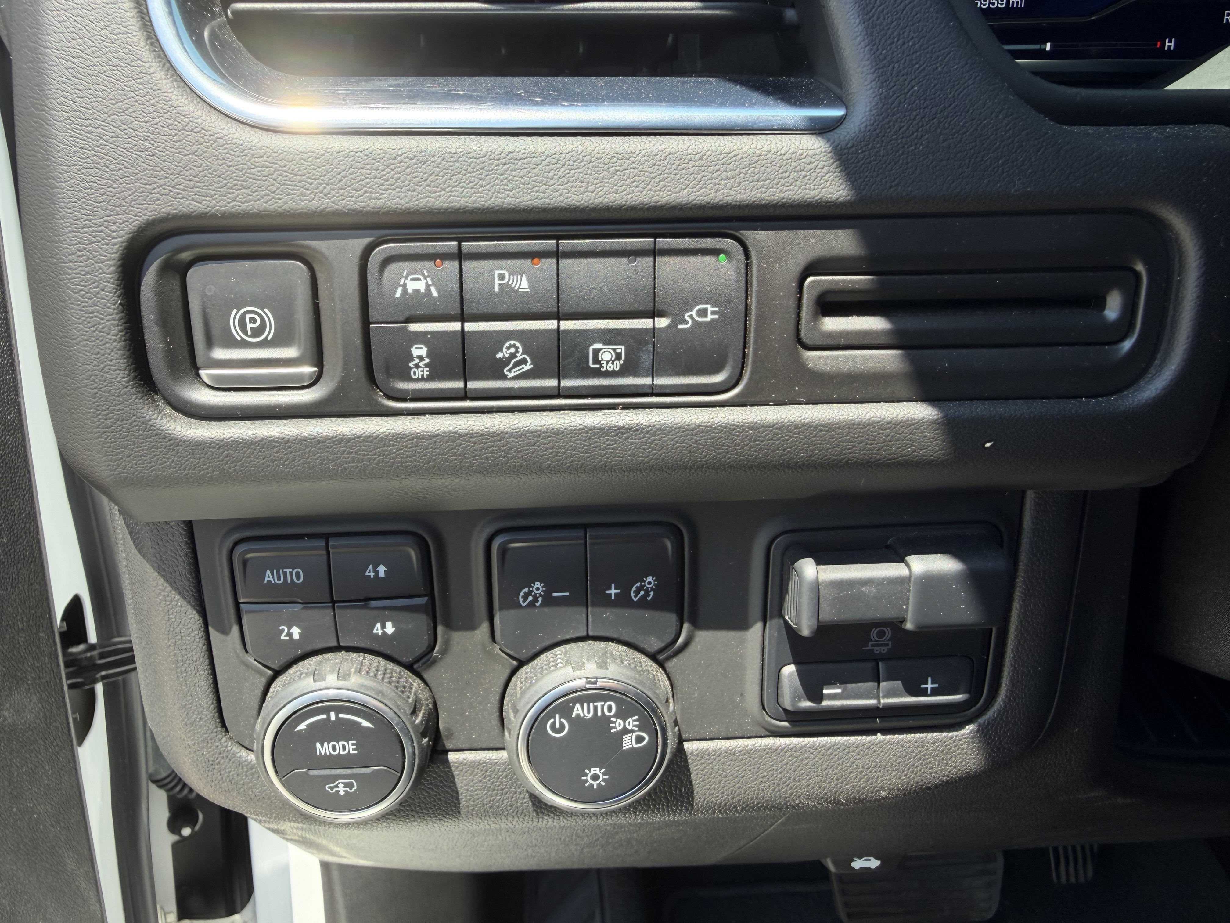 Used 2022 Chevrolet Suburban Z71 w/ Z71 Off-Road Package AWD/4WD image 15