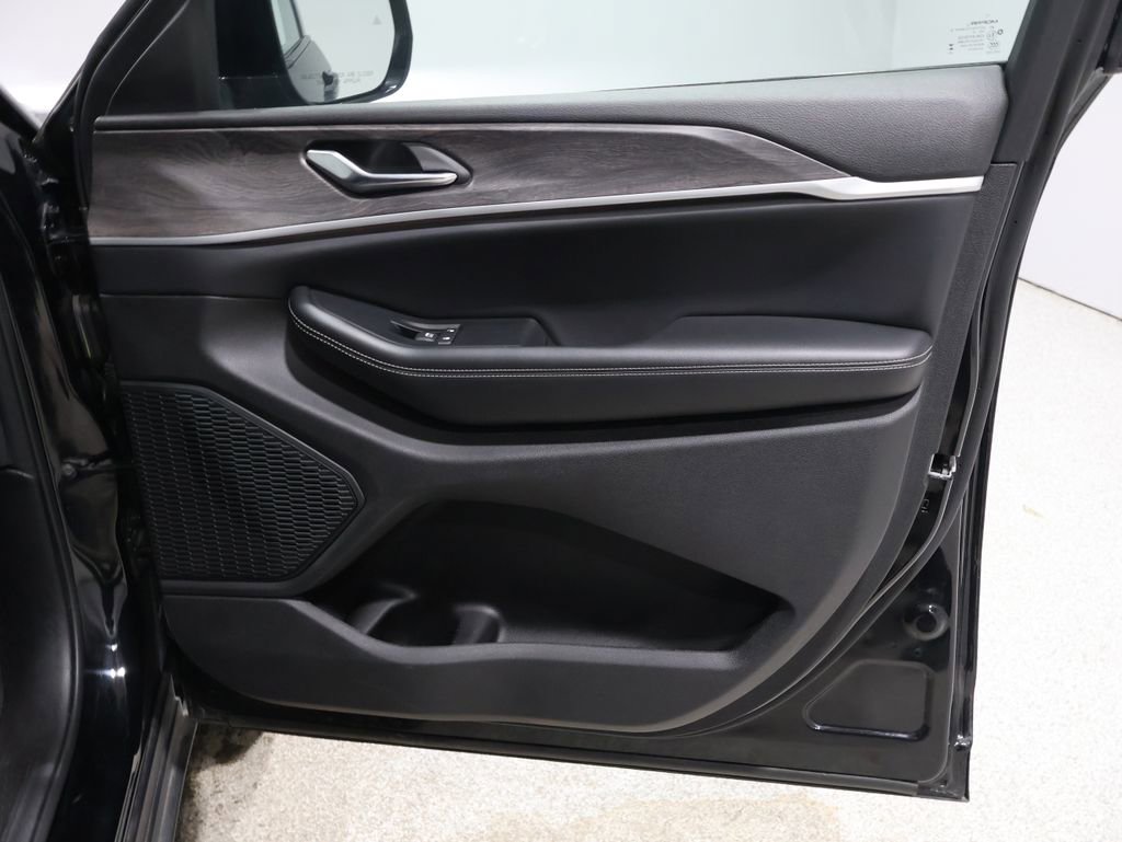 Used 2024 Jeep Grand Cherokee Limited image 22