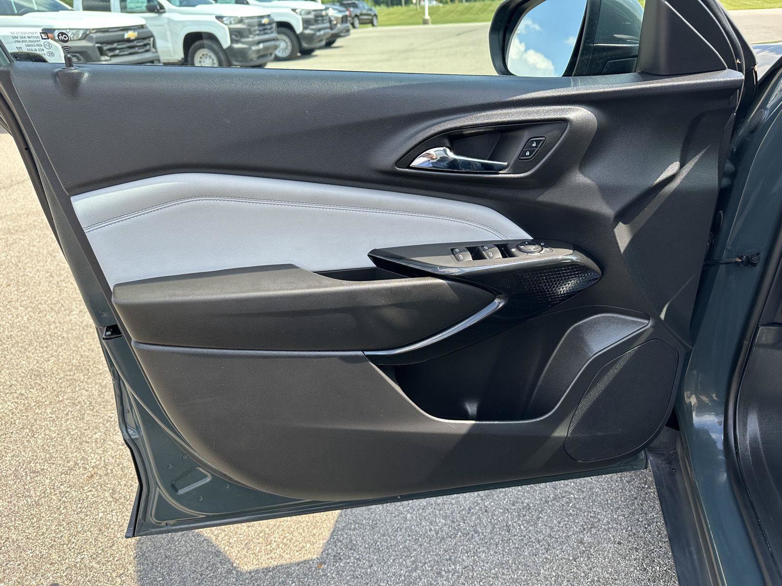 Used 2025 Chevrolet Trax LT FWD image 15