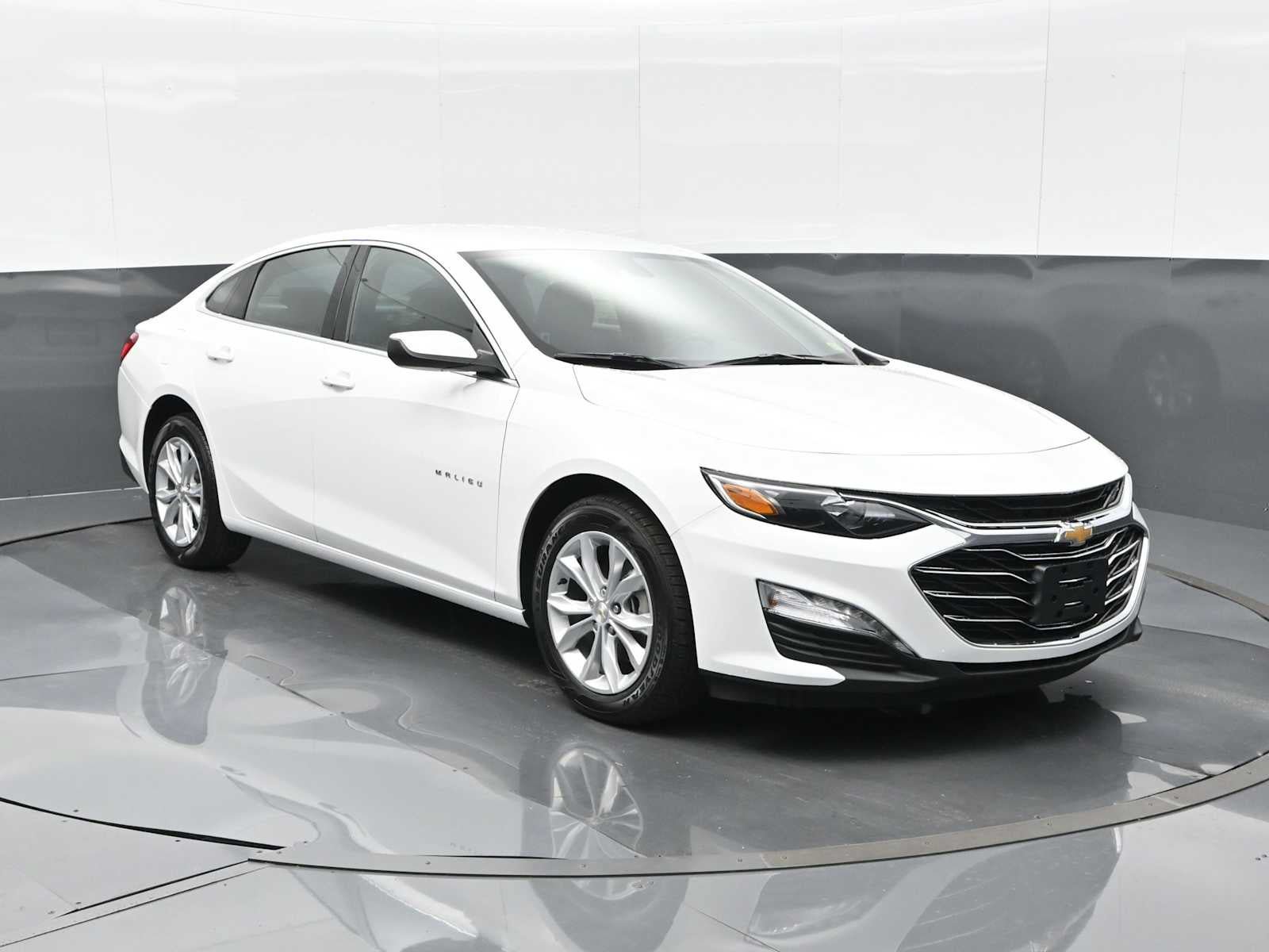 New 2025 Chevrolet Malibu LT FWD image 2