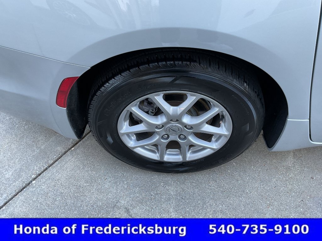 Used 2024 Chrysler Pacifica Touring-L FWD image 12