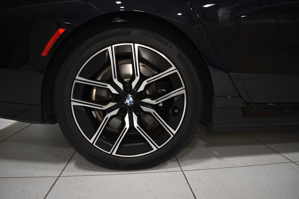 Used 2025 BMW i7 xDrive60 AWD/4WD image 11