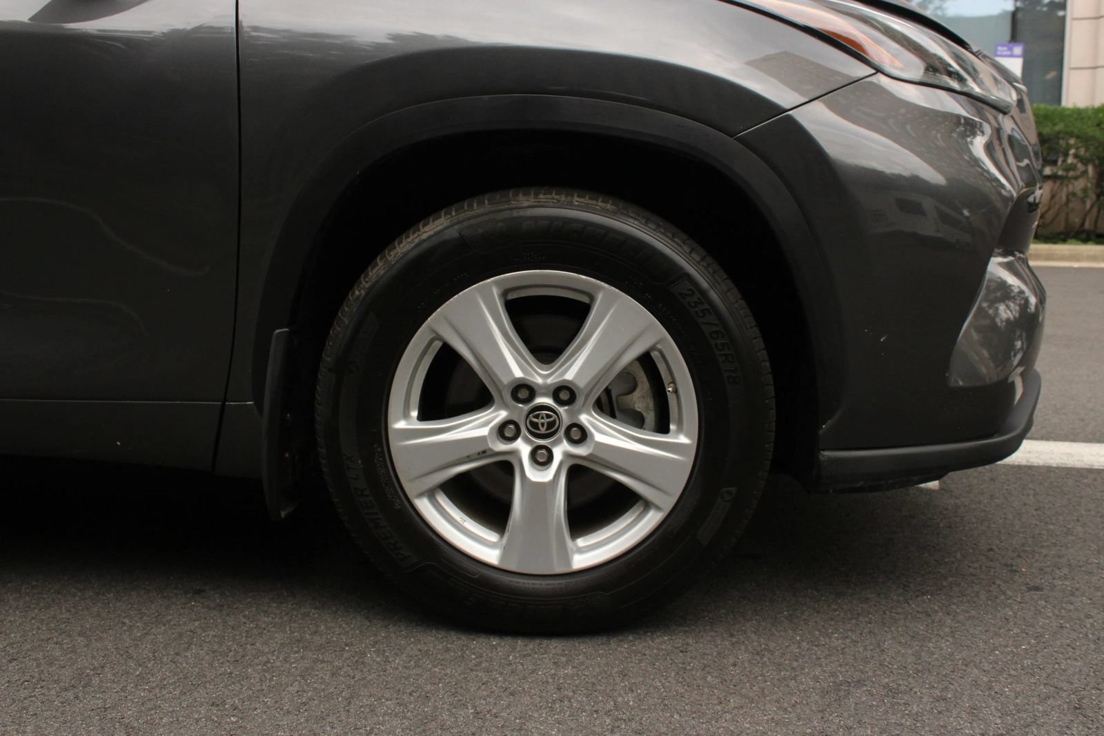 Used 2021 Toyota Highlander LE AWD/4WD image 4