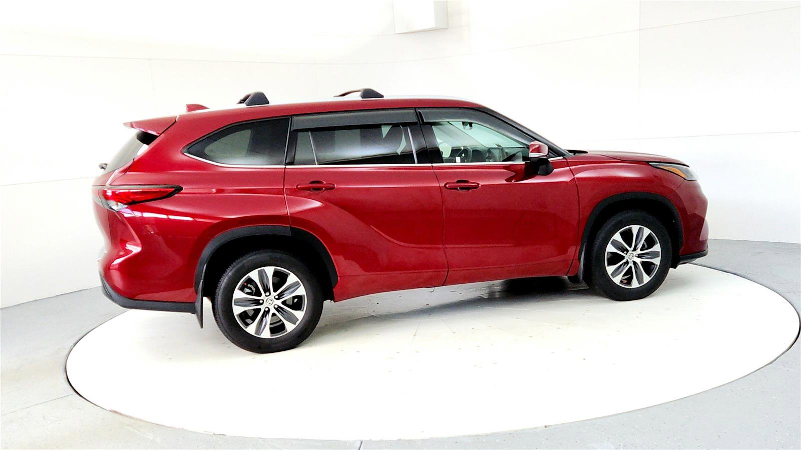 Certified 2022 Toyota Highlander XLE image 6