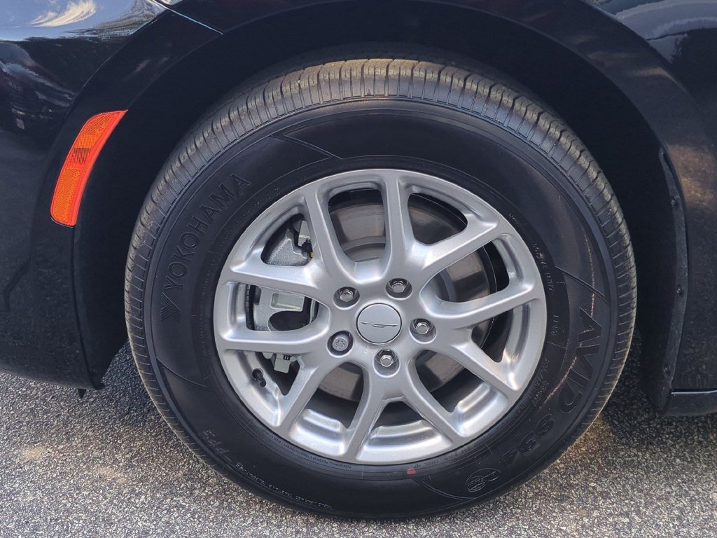 New 2027 Chrysler Pacifica Select FWD image 10