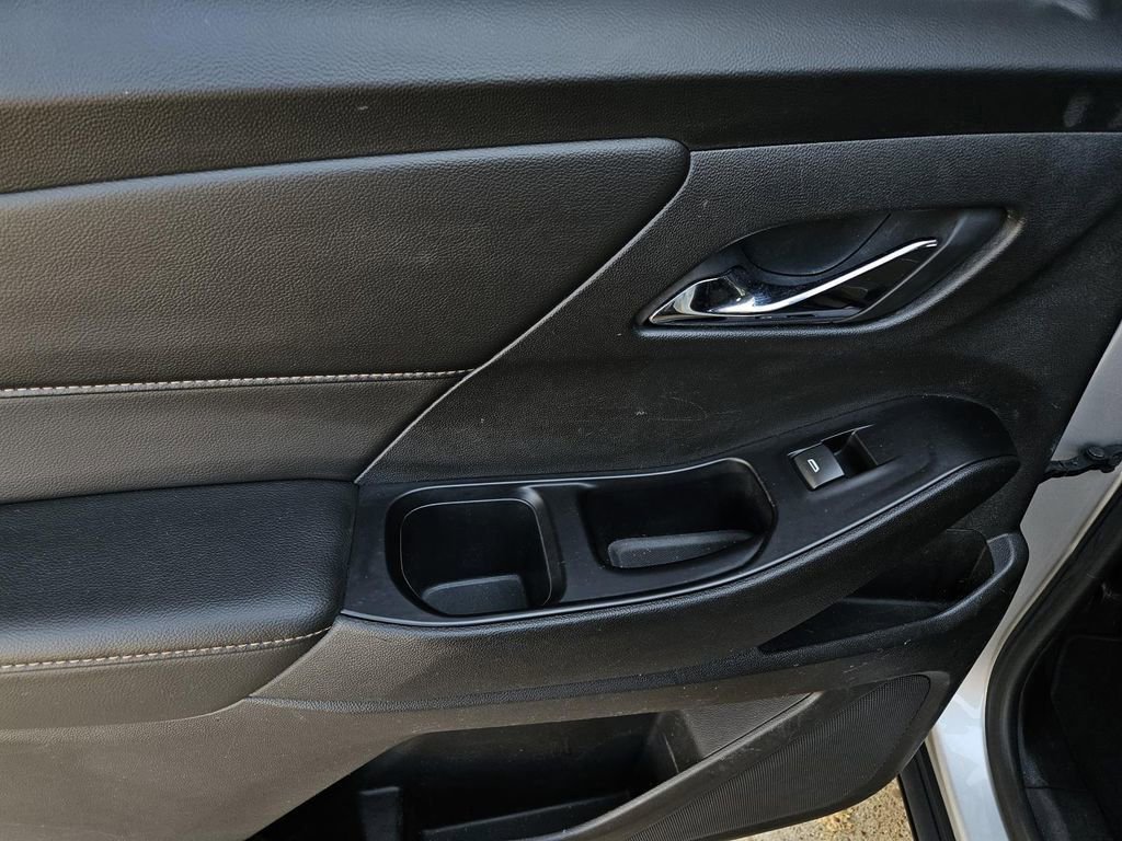 Used 2018 Chevrolet Traverse LT image 12