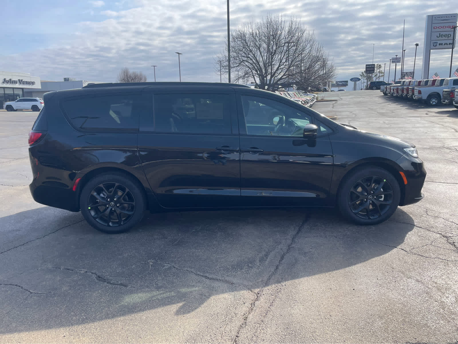 New 2026 Chrysler Pacifica Select w/ S Appearance Package FWD image 4