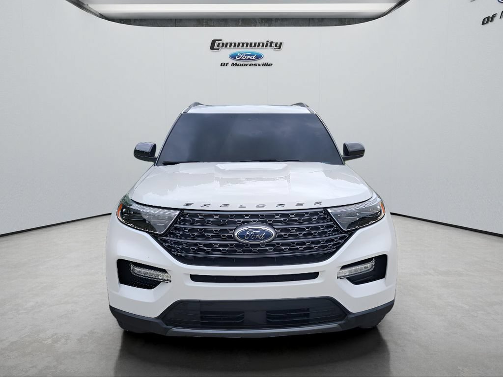 Used 2022 Ford Explorer XLT w/ Equipment Group 202A AWD/4WD image 2