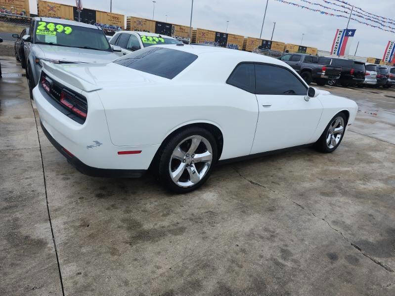 Used 2015 Dodge Challenger SXT w/ Driver Convenience Group RWD image 6