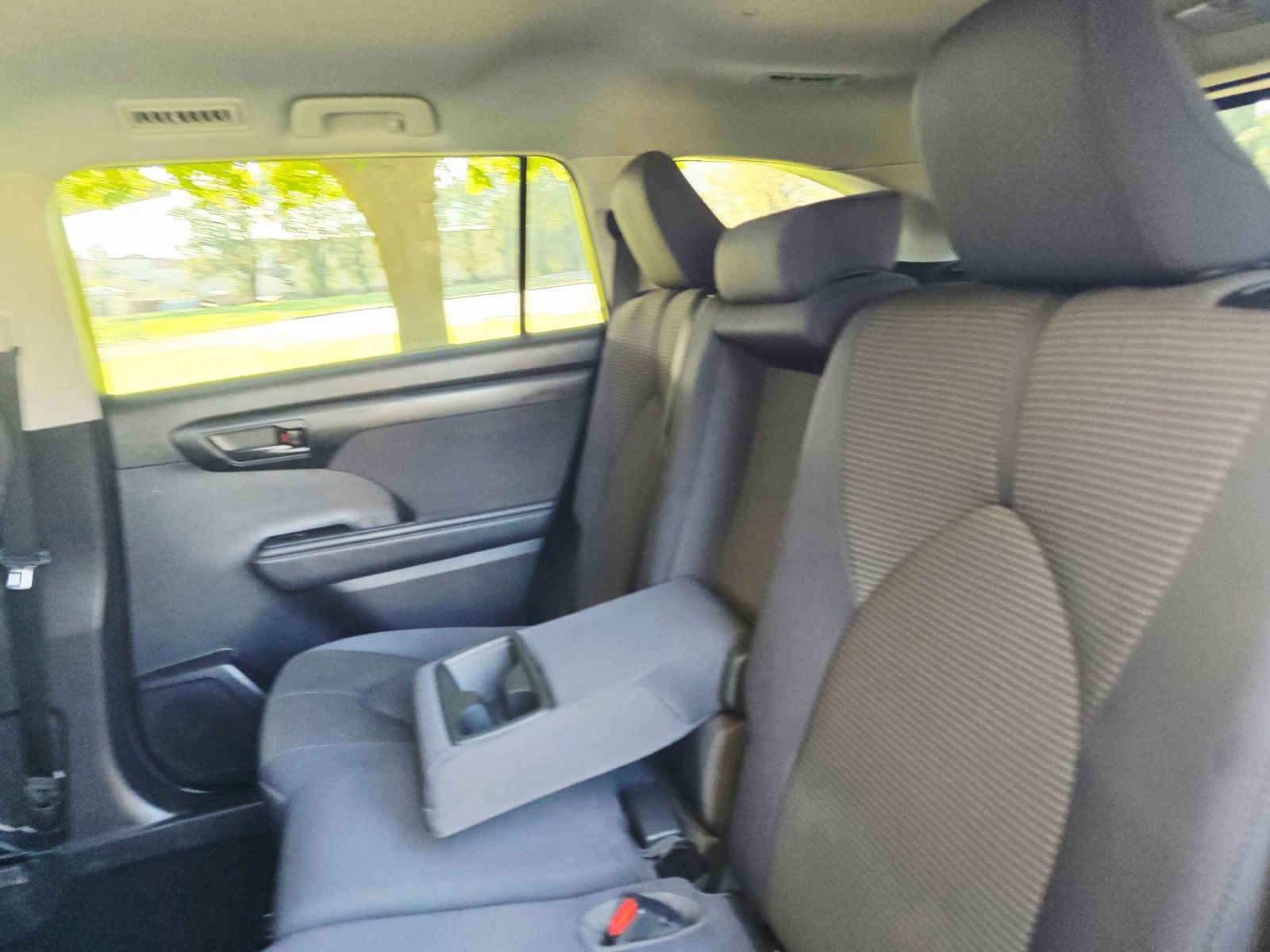 Used 2020 Toyota Highlander LE FWD image 39