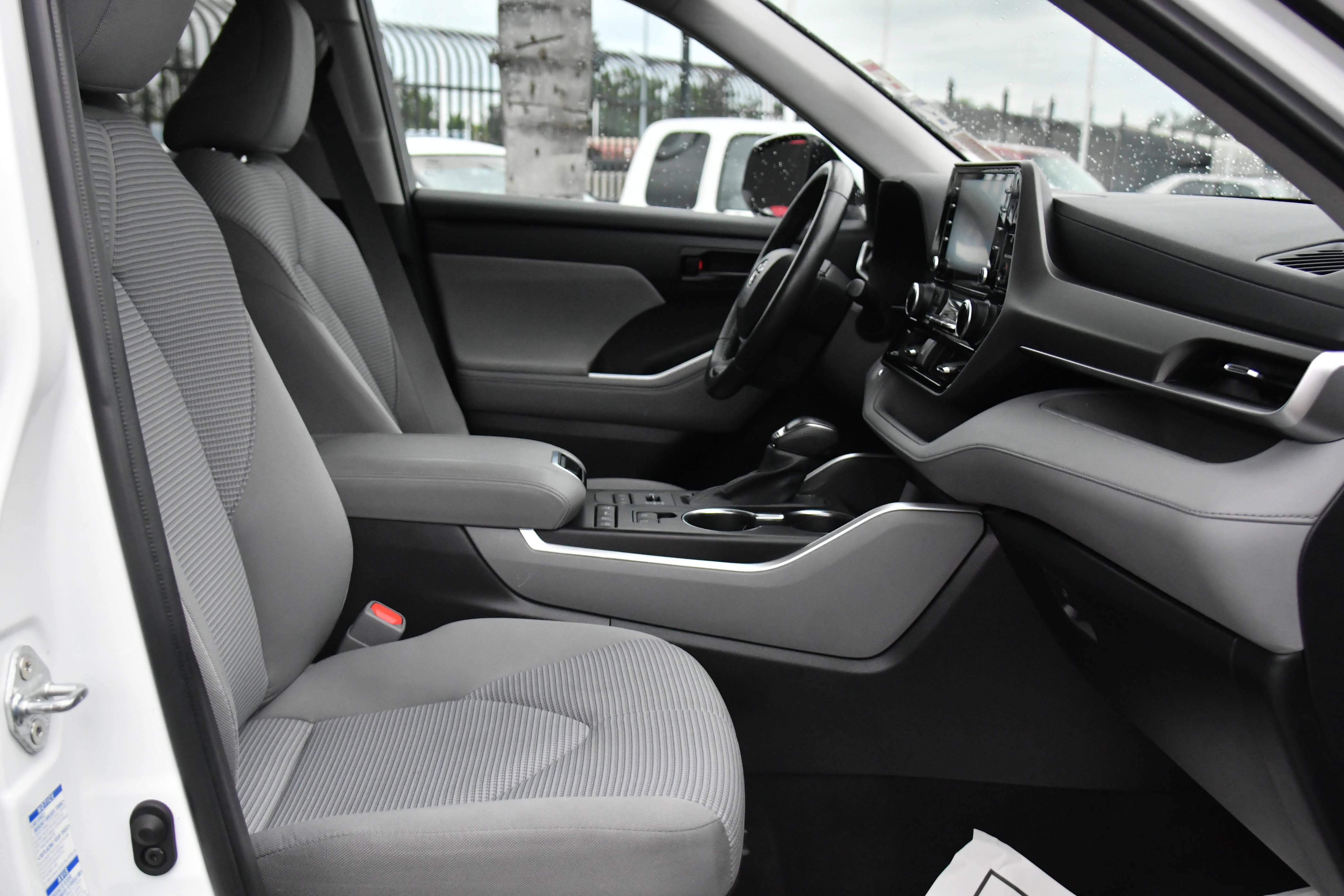 Used 2022 Toyota Highlander LE AWD/4WD image 46