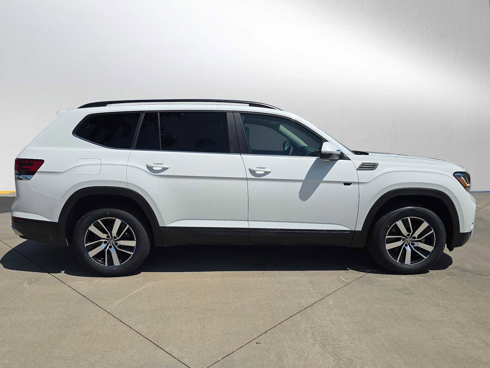 Used 2023 Volkswagen Atlas SE image 2