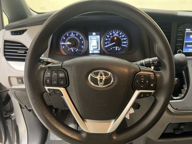 Used 2020 Toyota Sienna L image 10
