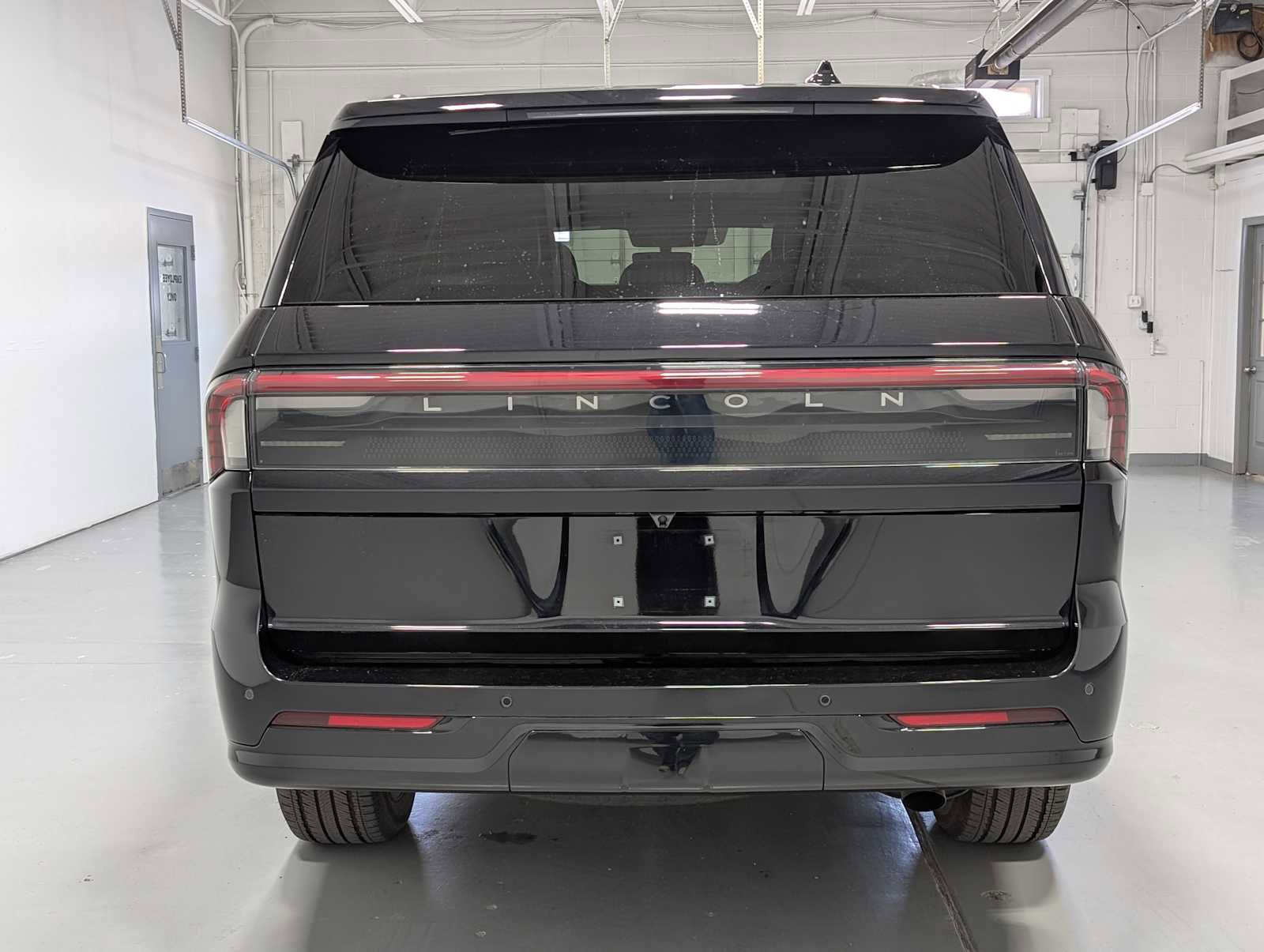 Used 2025 Lincoln Navigator Reserve w/ Jet Appearance Package image 9