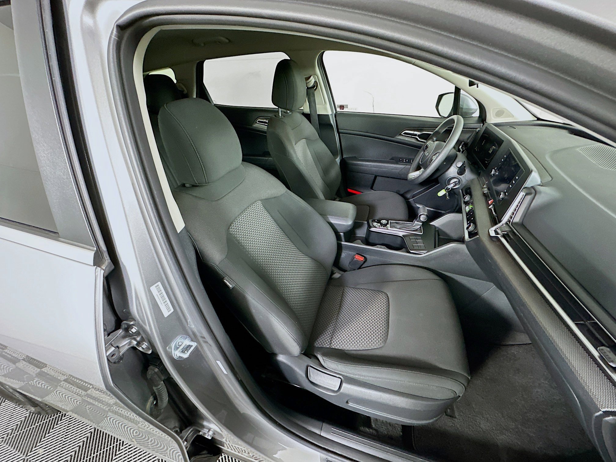 Used 2025 Kia Sportage LX image 30