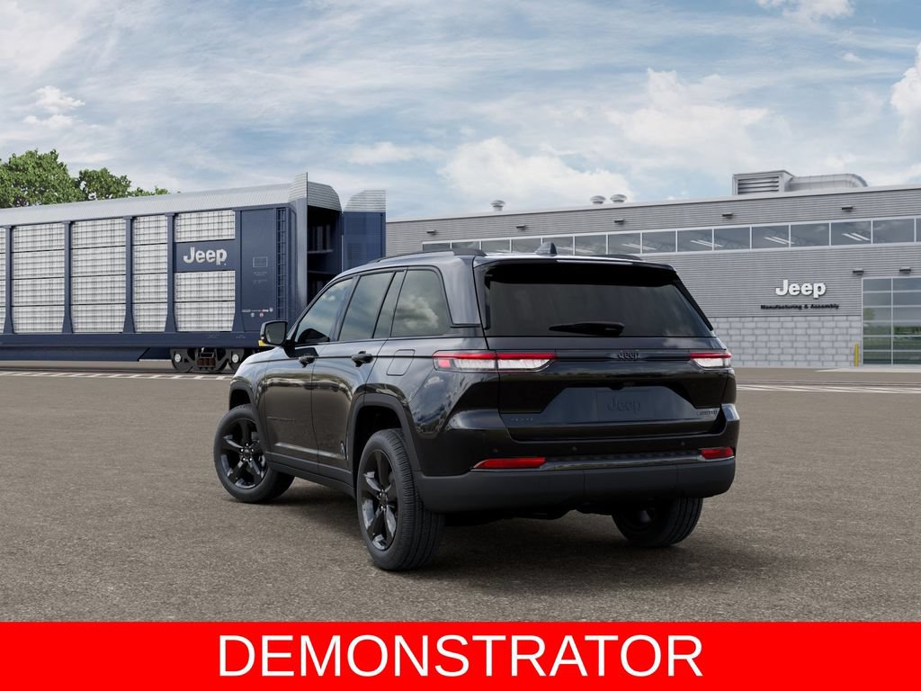New 2025 Jeep Grand Cherokee Limited w/ Black Appearance Package AWD/4WD image 3