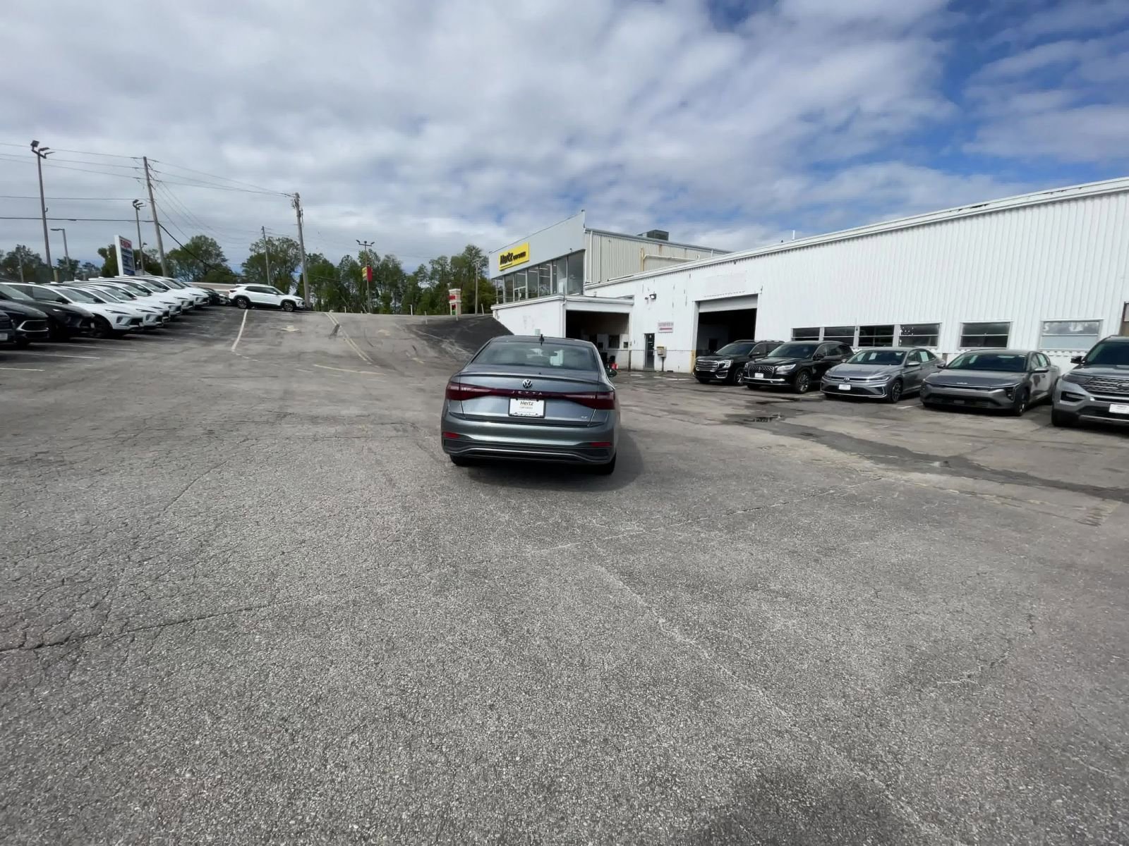 Used 2025 Volkswagen Jetta SE image 16