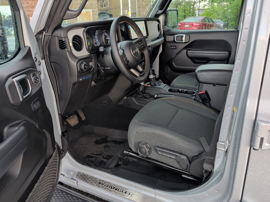 Used 2024 Jeep Wrangler Unlimited w/ Convenience Group AWD/4WD image 33