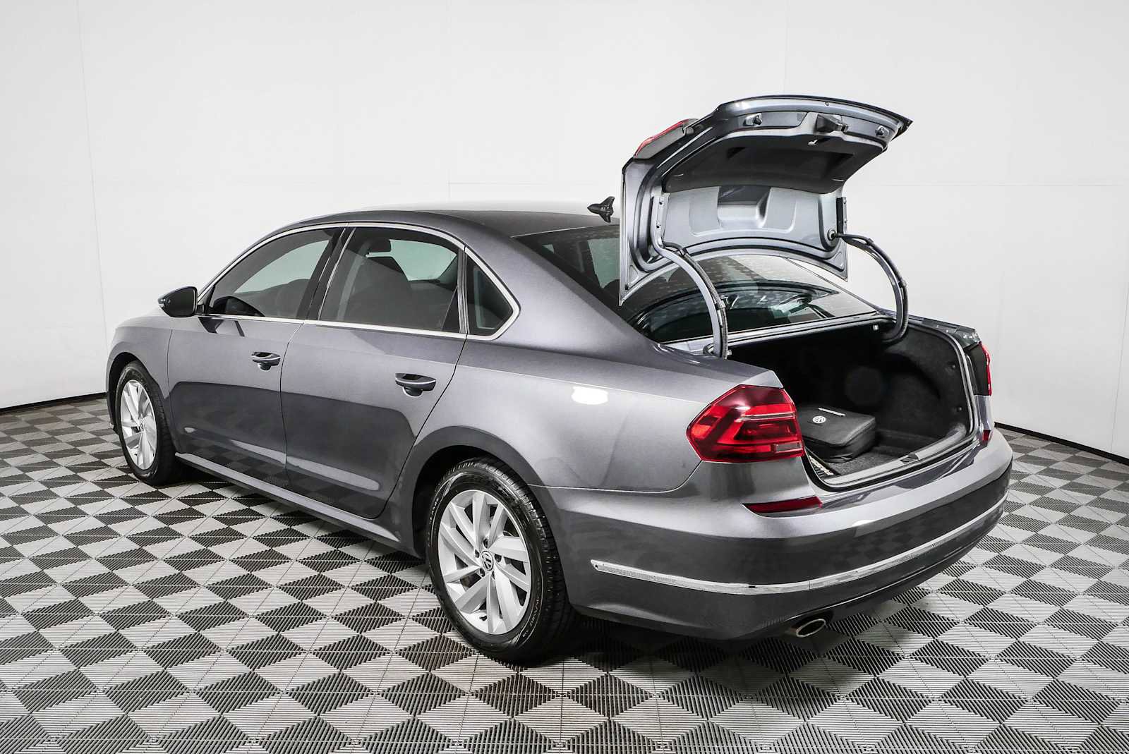 Used 2018 Volkswagen Passat 2.0T SE FWD image 31