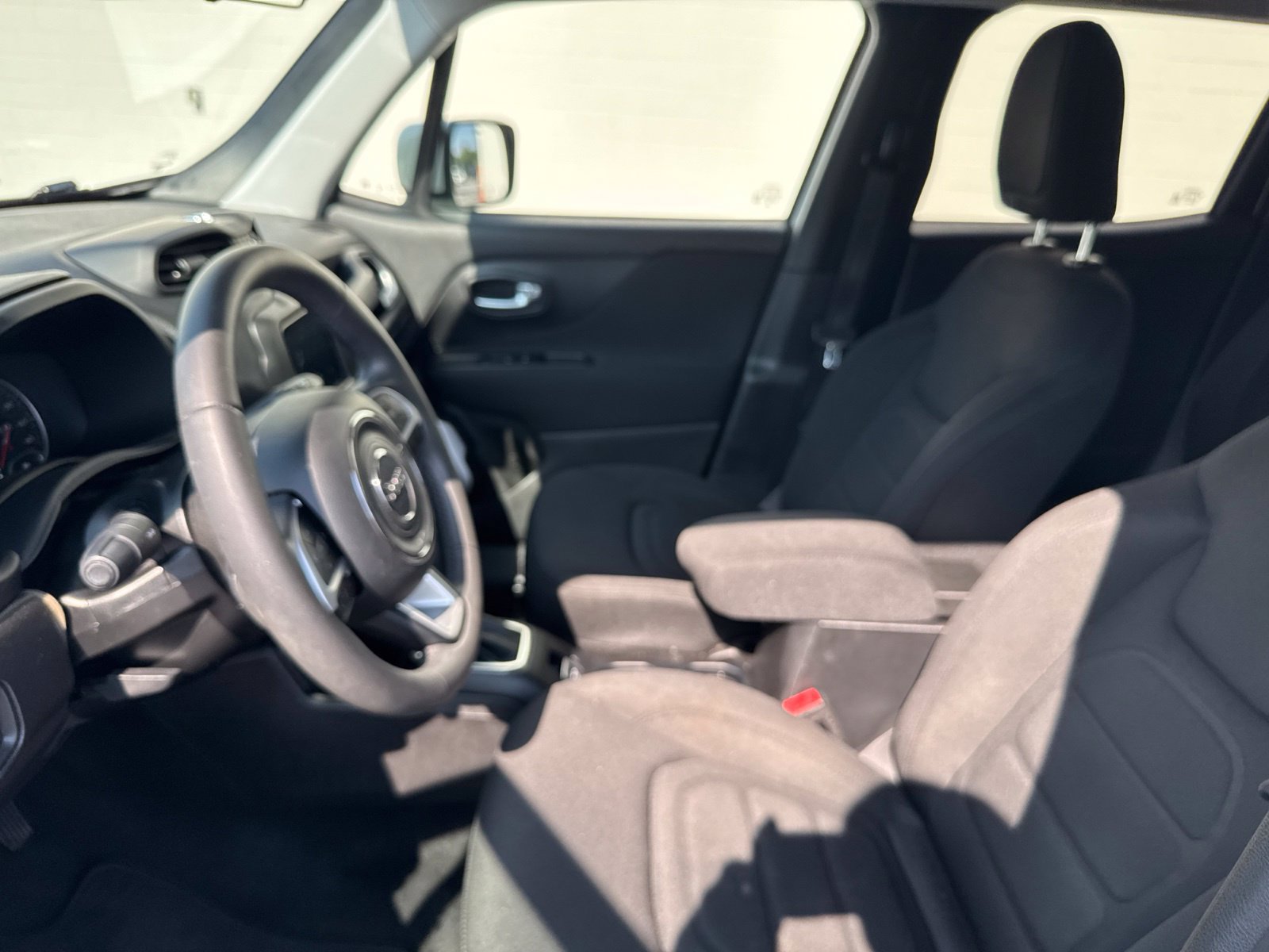 Used 2018 Jeep Renegade Latitude AWD/4WD image 19