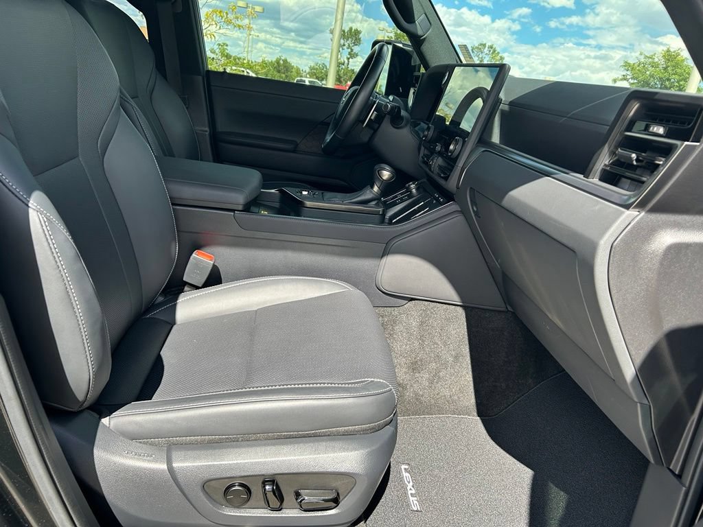 Used 2024 Lexus GX 550 w/ Accessory Package (Z1) AWD/4WD image 32