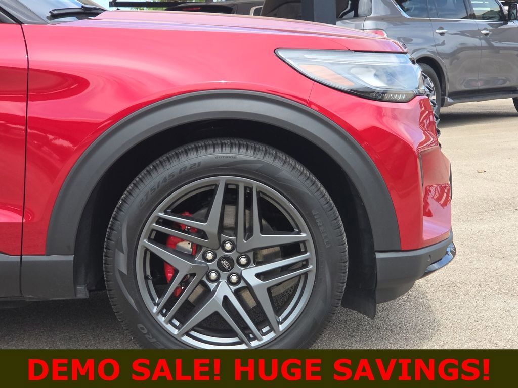 Used 2025 Ford Explorer ST image 5