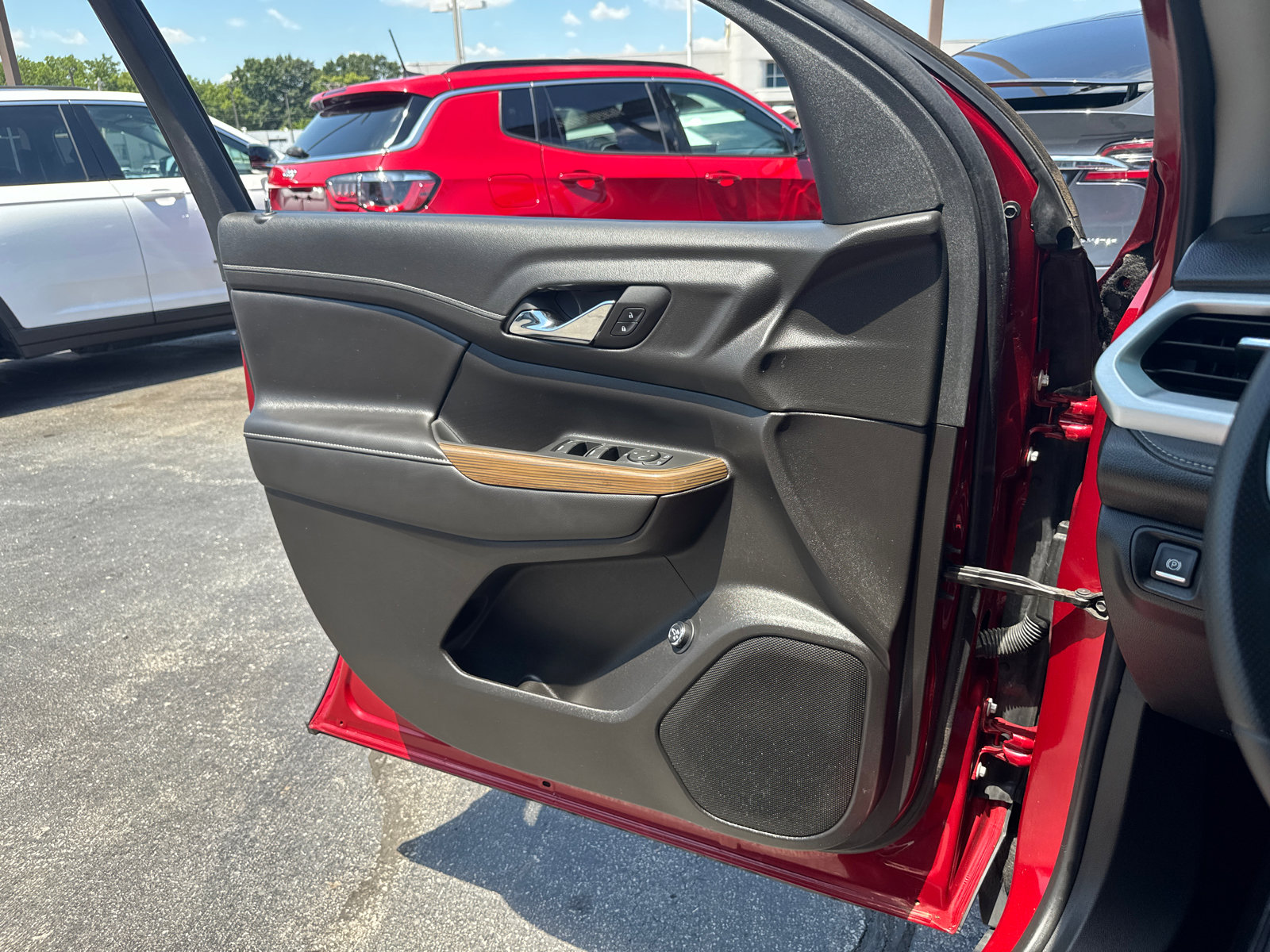 Used 2023 GMC Acadia SLE w/ Driver Convenience Package image 16