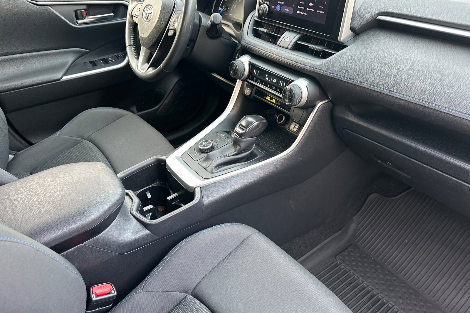 Used 2024 Toyota RAV4 SE image 19