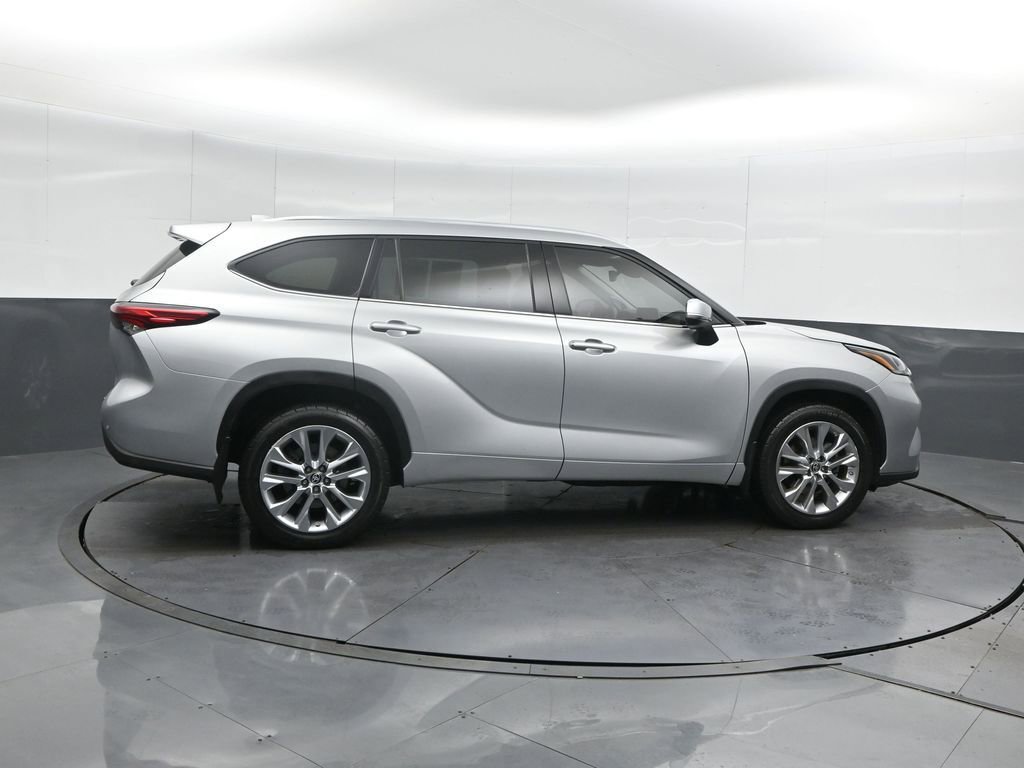 Used 2023 Toyota Highlander Limited image 3