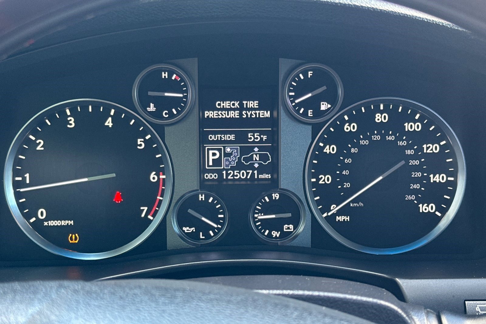 Used 2015 Lexus LX 570 4WD w/ Luxury Package image 36