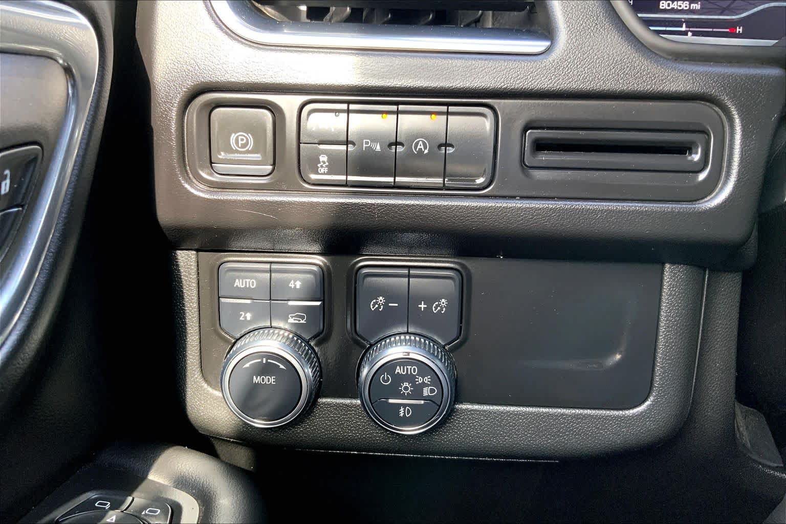 Used 2023 GMC Yukon SLT AWD/4WD image 35