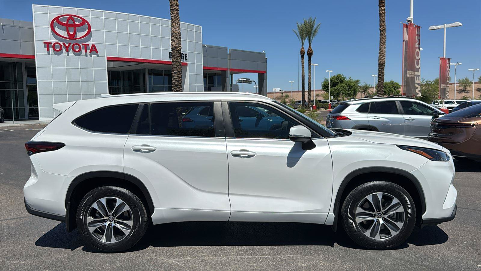 Used 2024 Toyota Highlander XLE AWD/4WD image 9