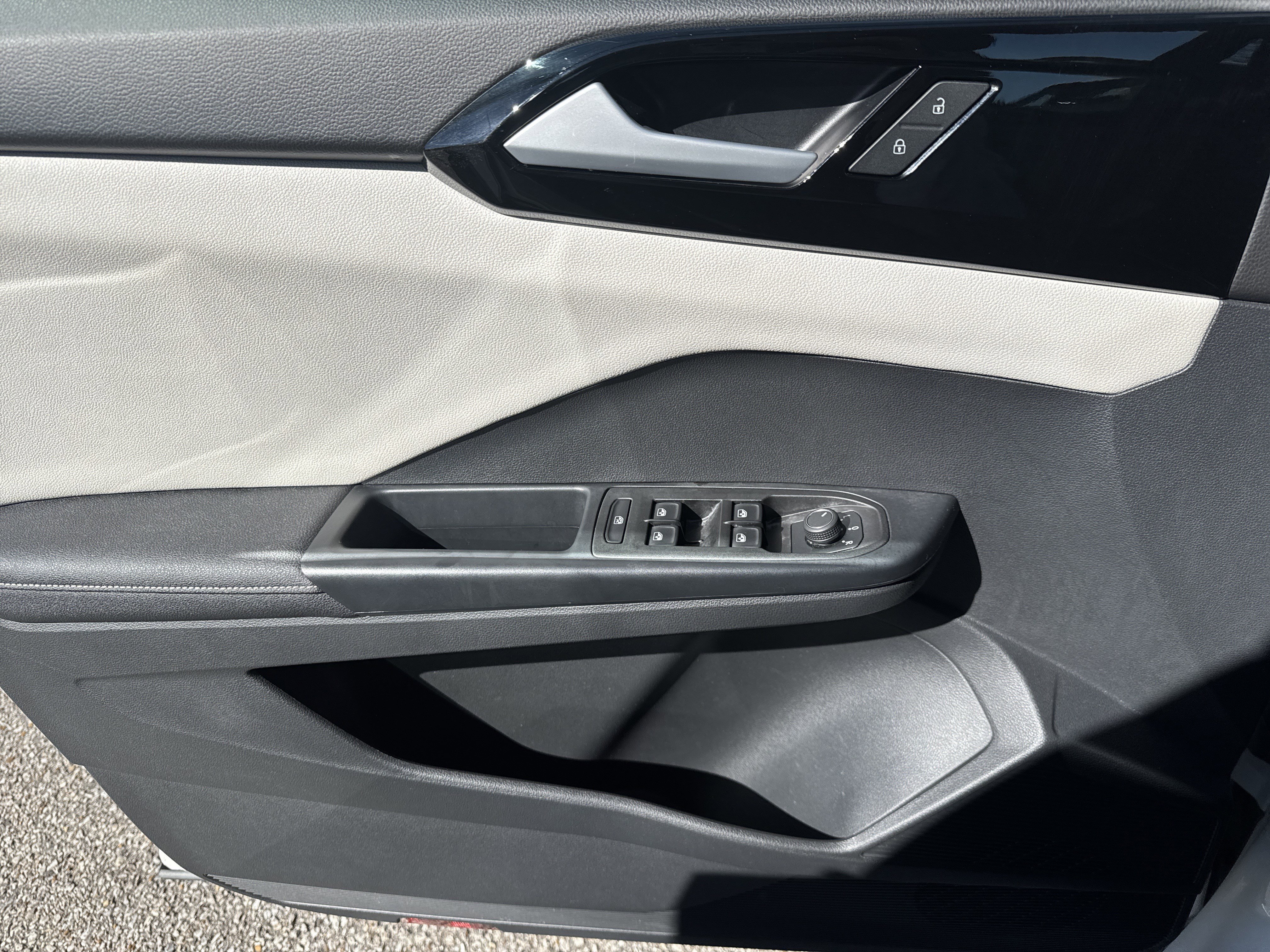 Certified 2025 Volkswagen Taos S image 9