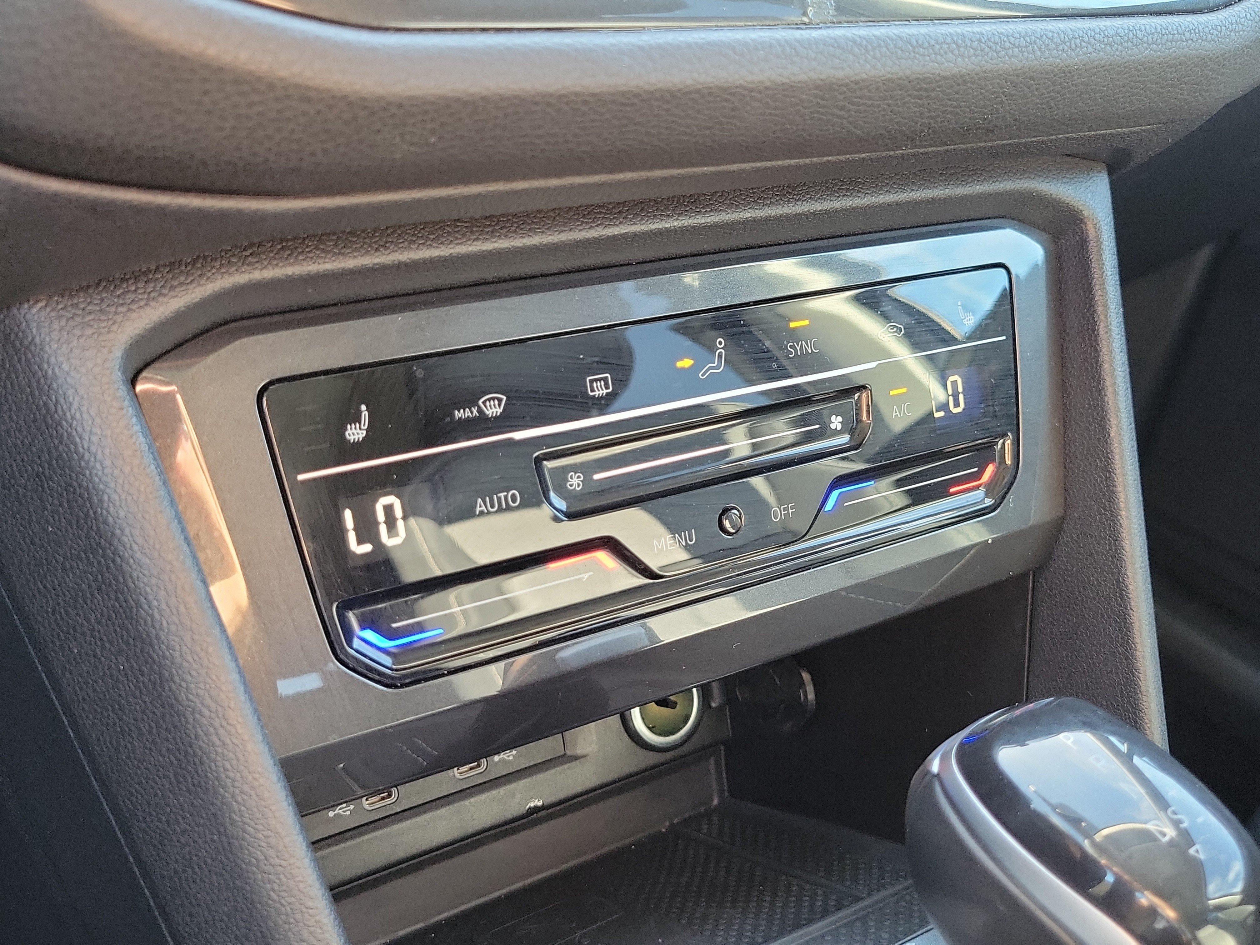 Used 2023 Volkswagen Tiguan SE w/ Panoramic Sunroof Package FWD image 34