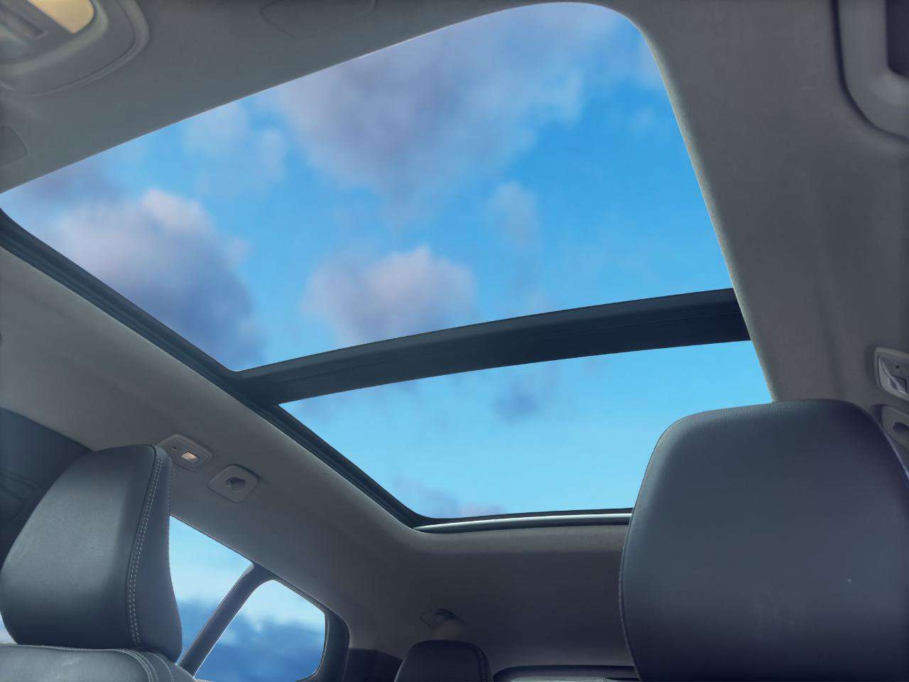 Used 2025 Volvo XC40 B5 Plus image 26