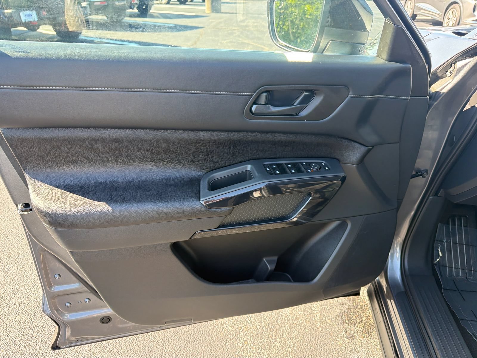 Used 2025 Nissan Pathfinder S FWD image 11