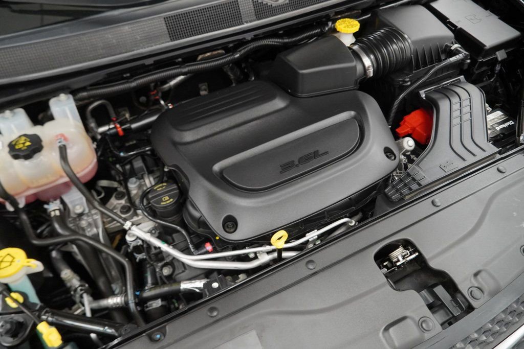 Used 2023 Chrysler Voyager LX image 45