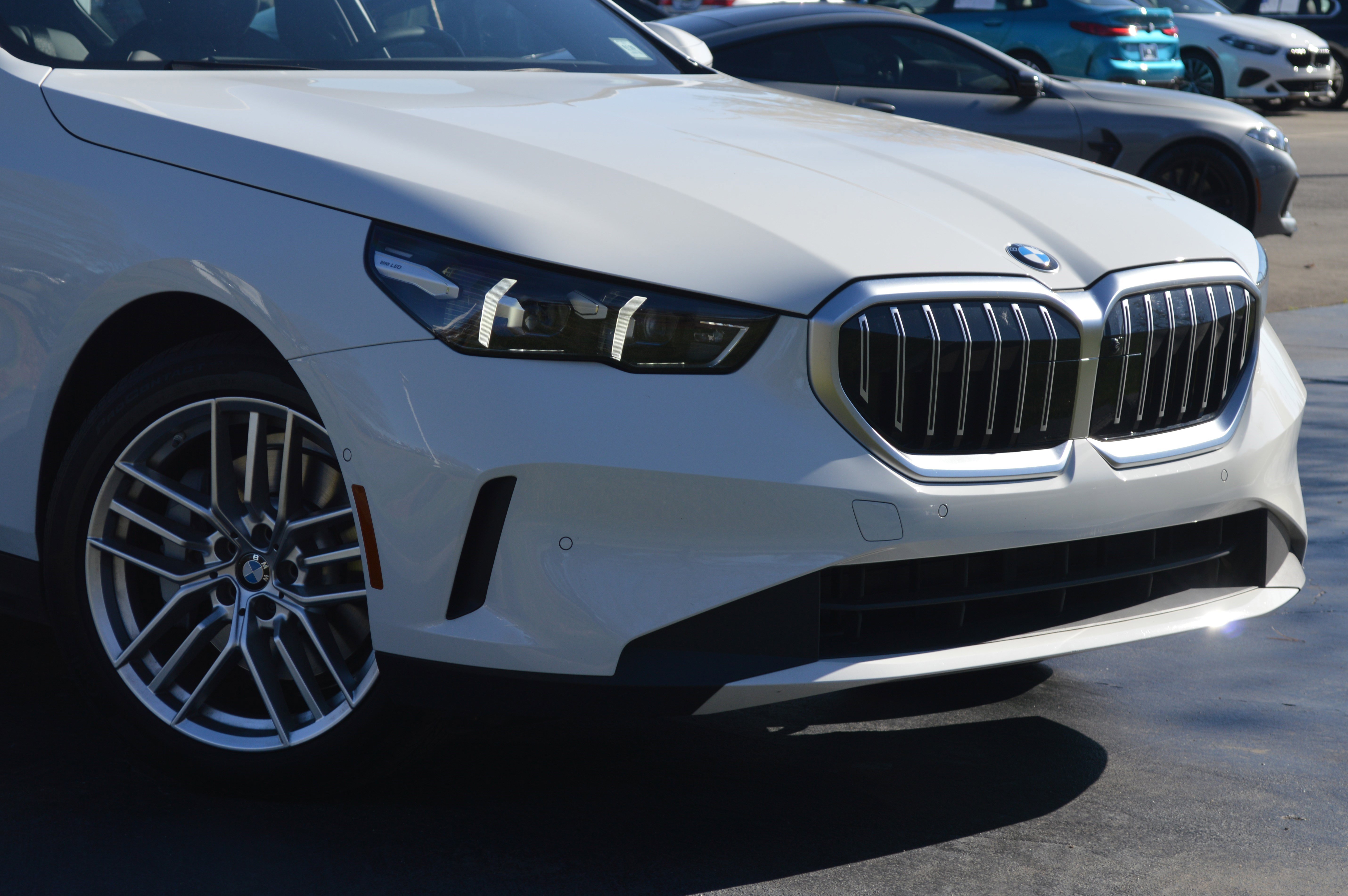 Used 2025 BMW 530i xDrive w/ Premium Package image 2